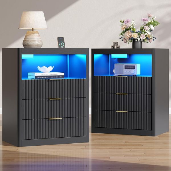 Schwarzer LED-Nachttisch mit drei Schubladen und offener Ablage, integrierten AC-Steckdosen und USB-Anschlussen 75 x 60 x 40 cm