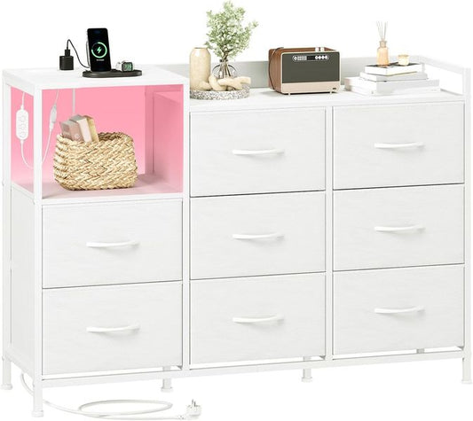 Weisse moderne Wohnkommode mit acht Stoffschubladen, integrierter LED-Beleuchtung und Steckdosenfunktion
