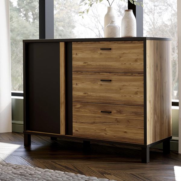 Moderne Skandi-Kommode in Fichtenoptik und Schwarz, mit drei Schubladen und einer Tur 109,8 x 85,2 x 42 cm